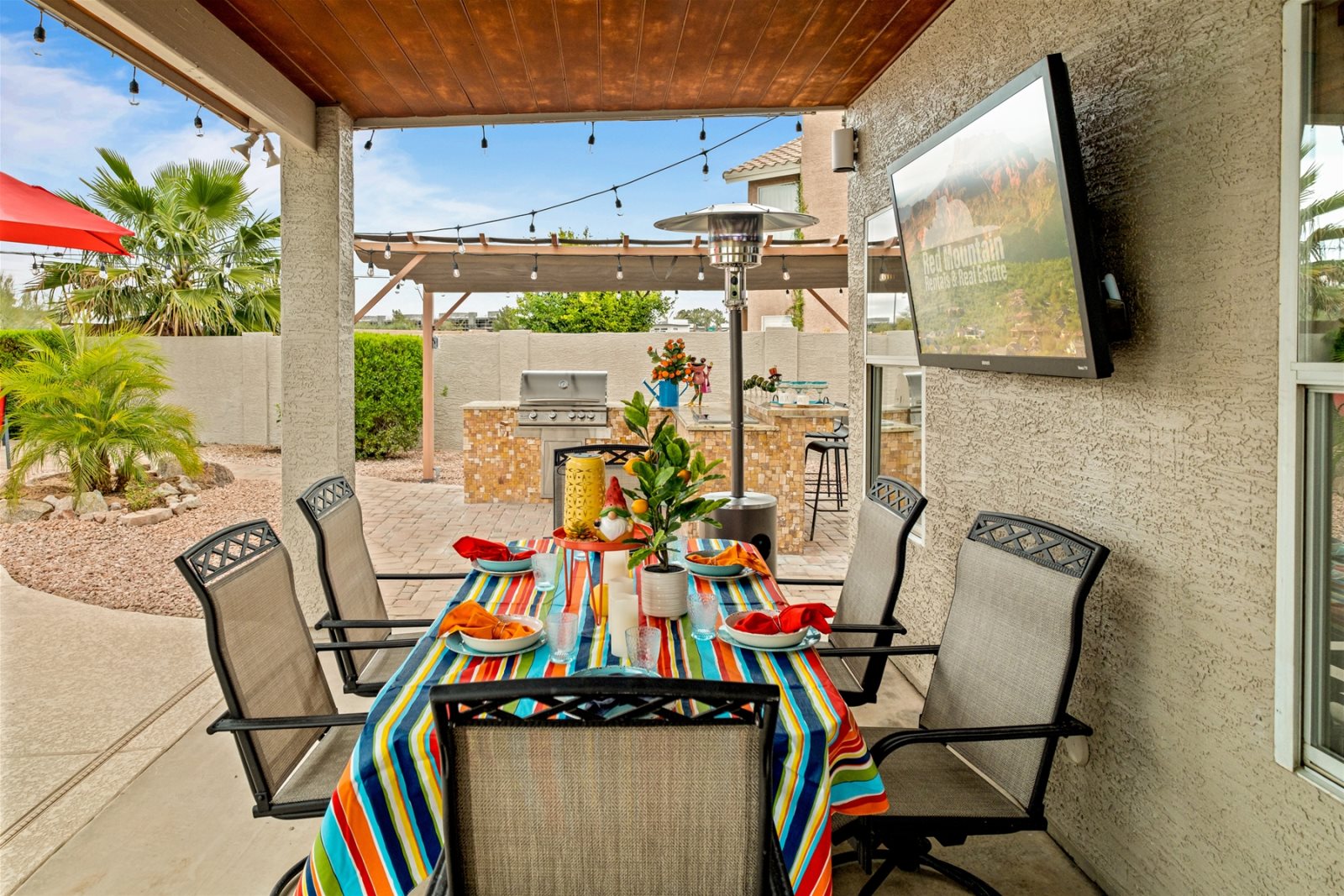 A festive dining table, so you can dine poolside