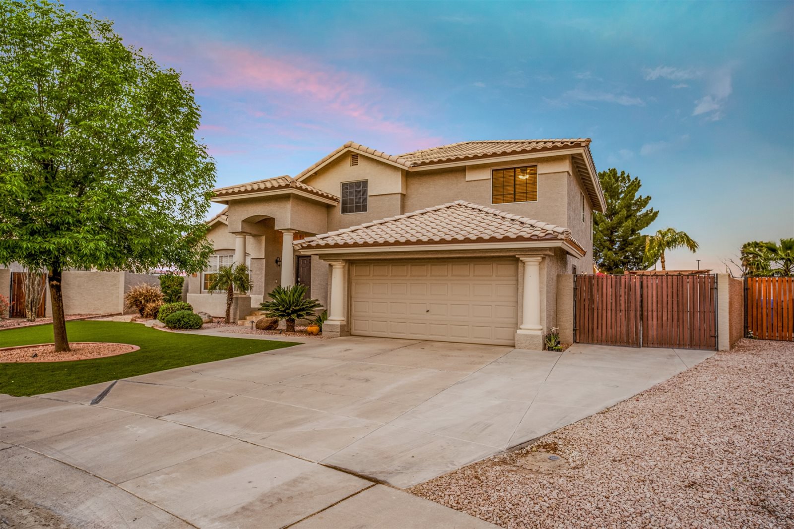 Located on a cul-de-sac, this property has parking for 3 vehicles.